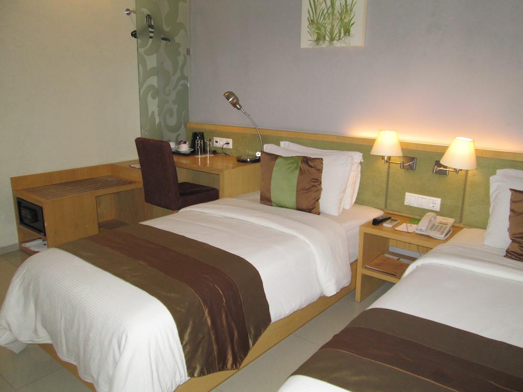 Hotel Anggrek Gandasari Бандунг Екстериор снимка